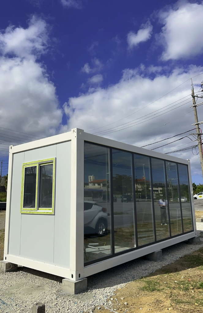 沖縄県でパートナー企業様のユニットハウス展示場が出来ました。